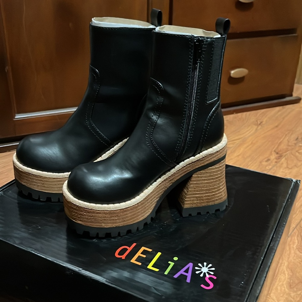 dELiA’s by Dolls Kill platform boots